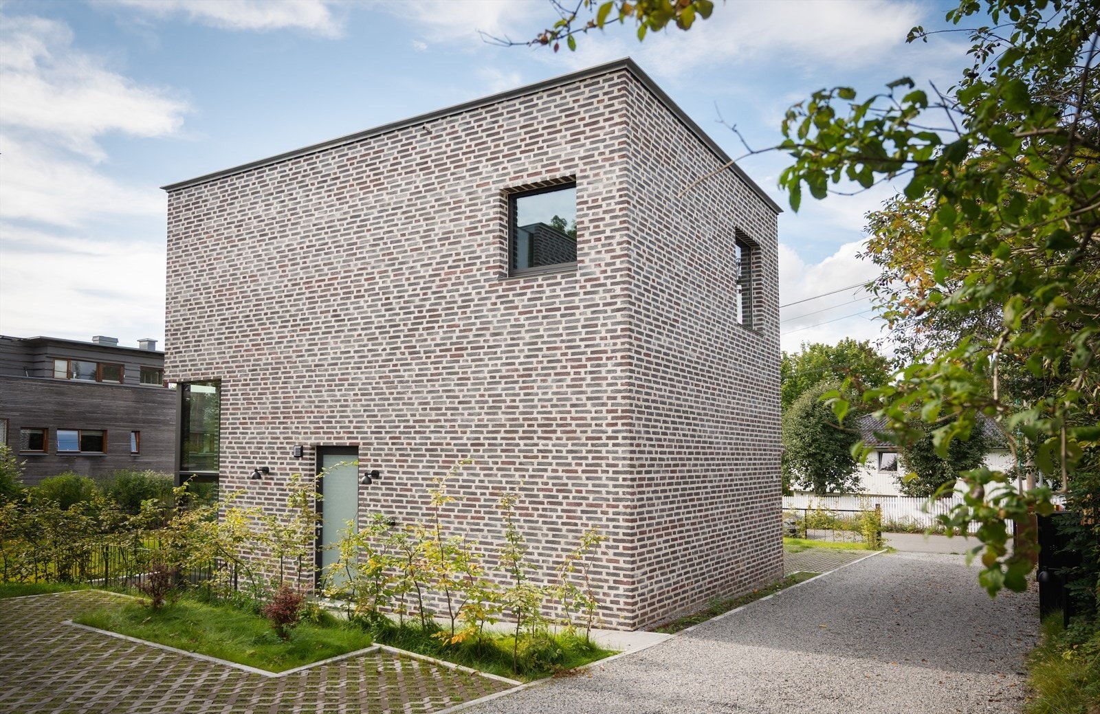 Vinduene er satt dypt inn i veggen for å bygge opp under det murale preget Galleribilde