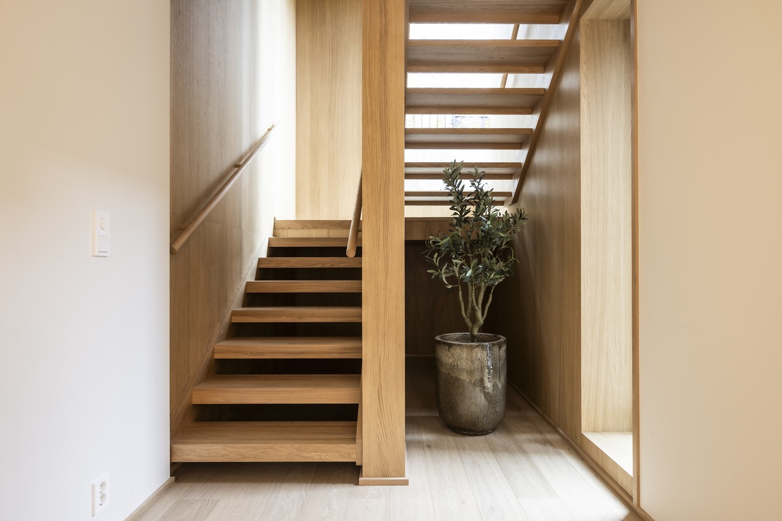 Kjellergang med branndør mot den ene kjellerstuen som har egen inngang Galleribilde