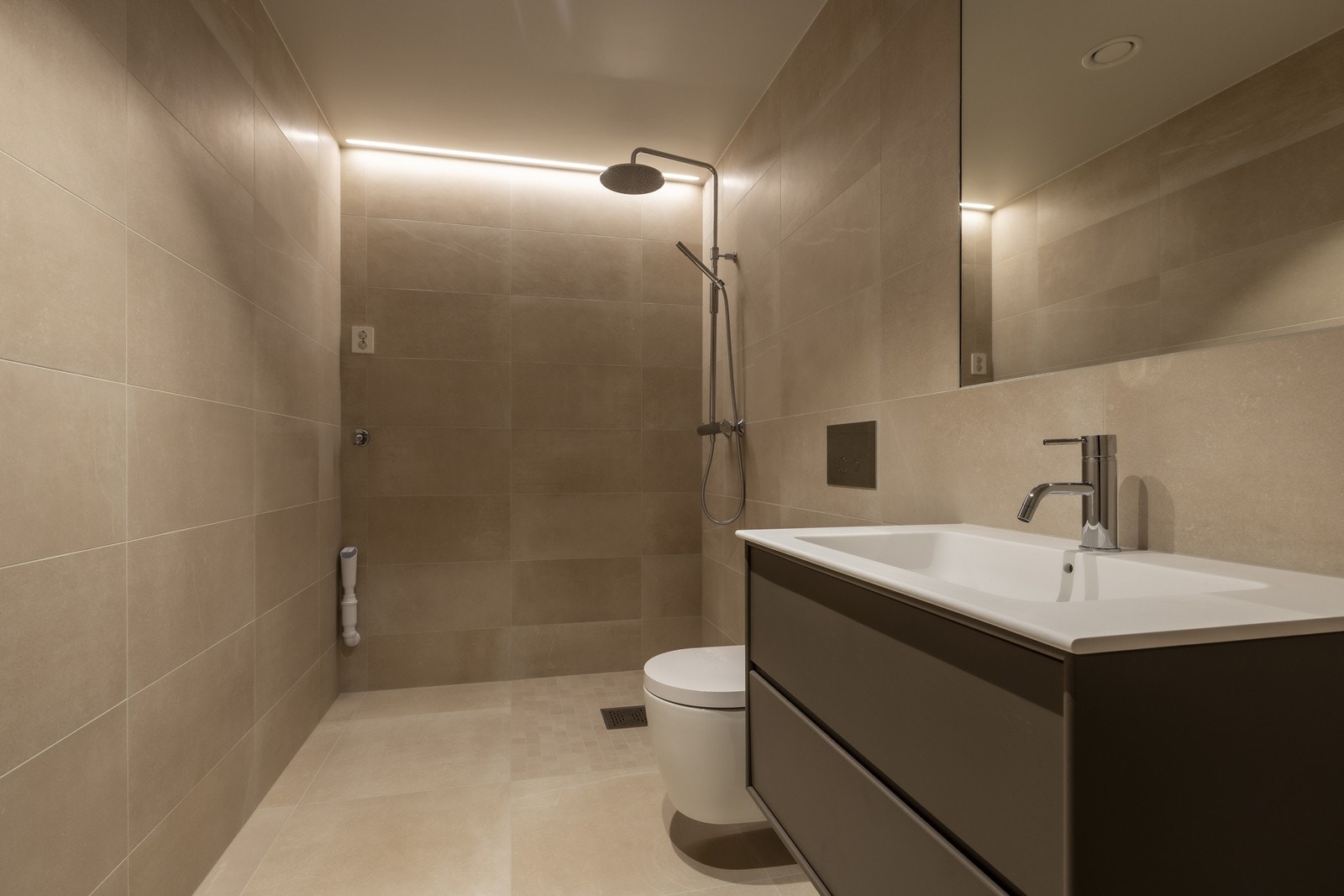 Stort dusjbad med opplegg for vaskemaskin /tørketrommel Galleribilde