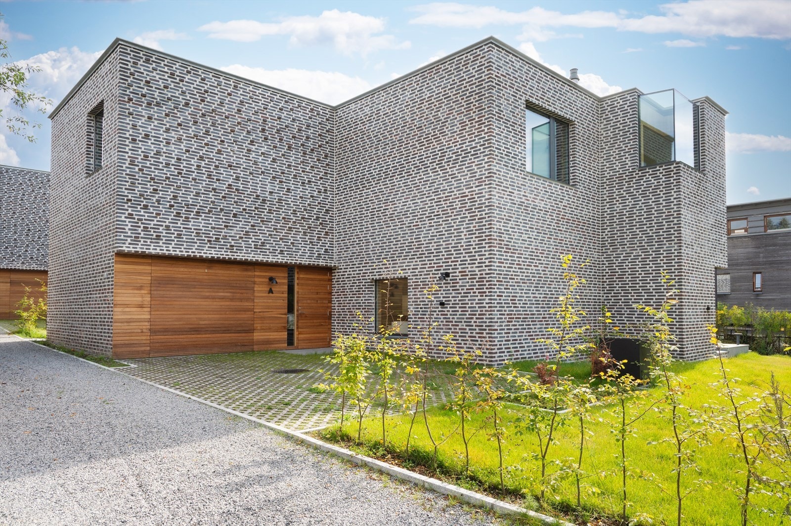 Gårdsplass med innkjøring garasje med plass til 2 biler - inngangsparti i sedertre Galleribilde