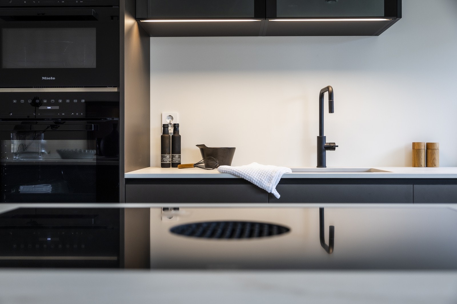 Integrerte hvitevarer fra Miele. Ekstra bred koketopp med Bora benkeventliator Galleribilde