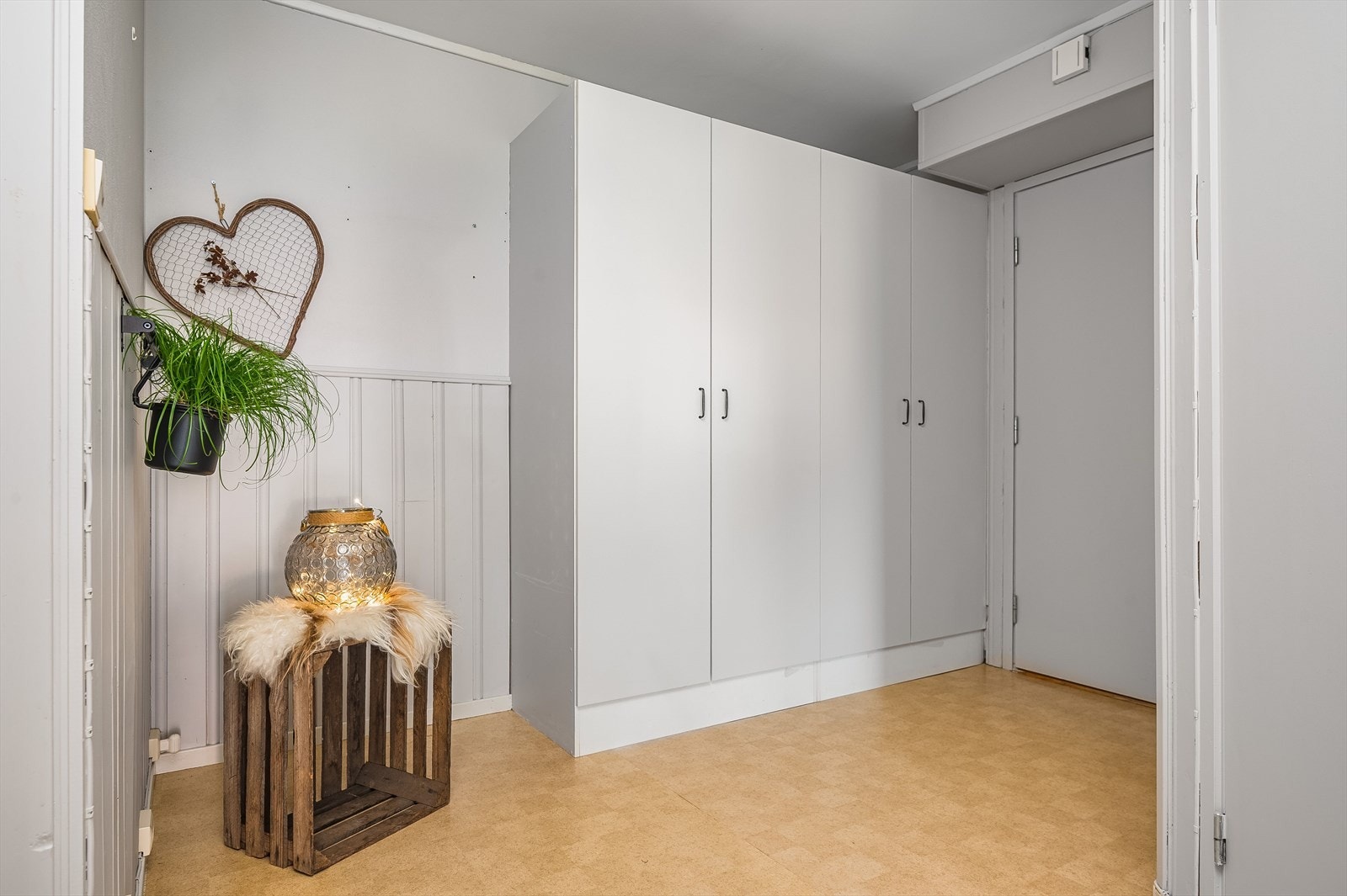 I gangen er det godt med skapplass. Galleribilde