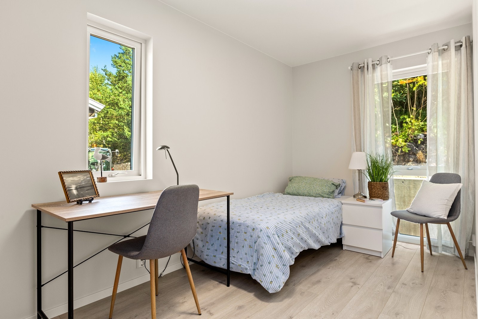 Soverom 2 er av litt mindre størrelse, har lyse overflater og passer bra som barnerom. Galleribilde