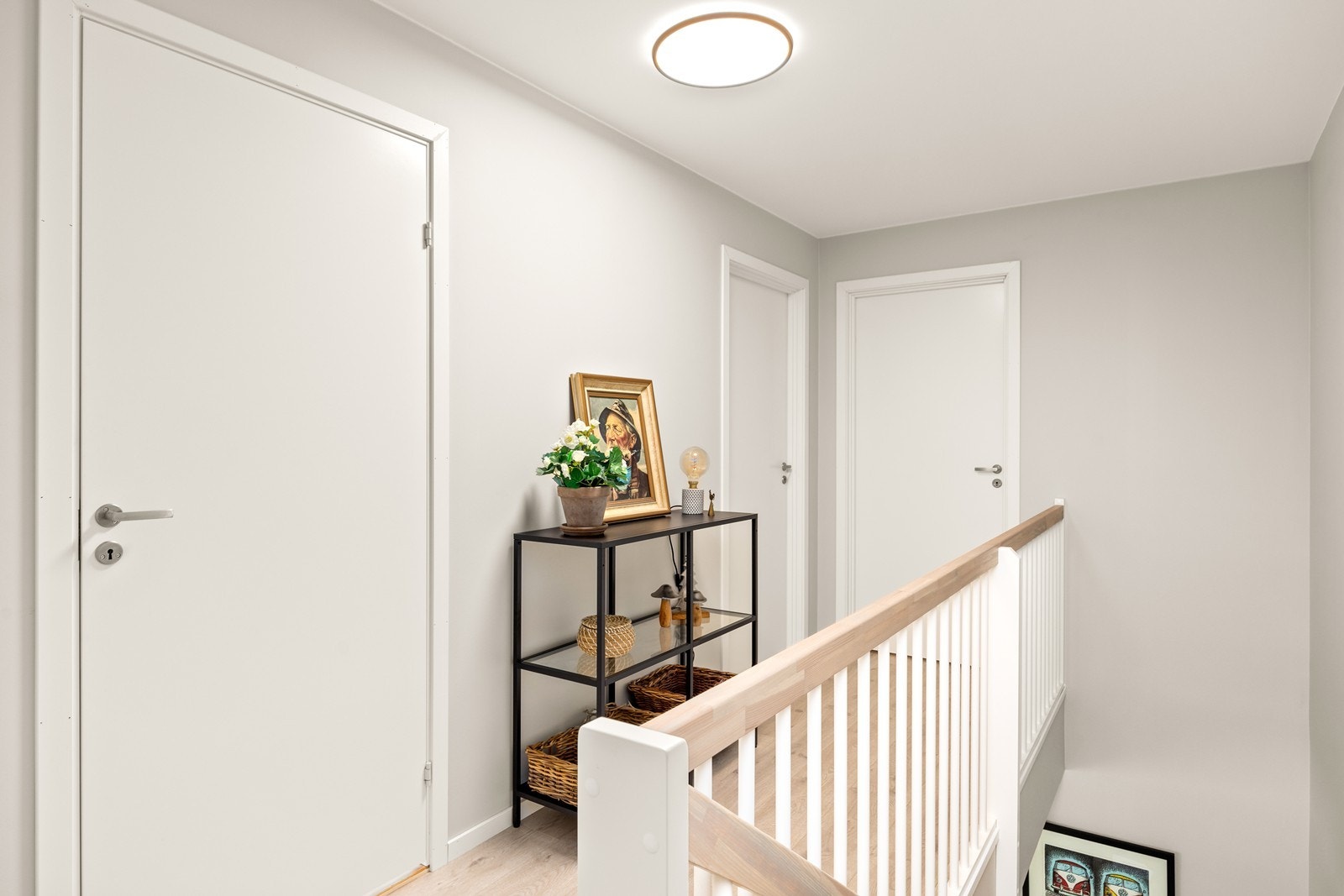 Fra trapperommet i 2. etasje er det tilgang til bad og de 3 soverommene. Galleribilde