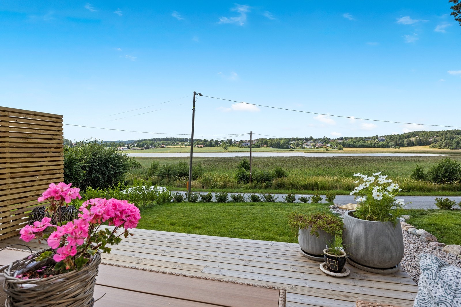 Fra verandaen er det fin utsikt mot indre del av Skjebergkilen. Galleribilde