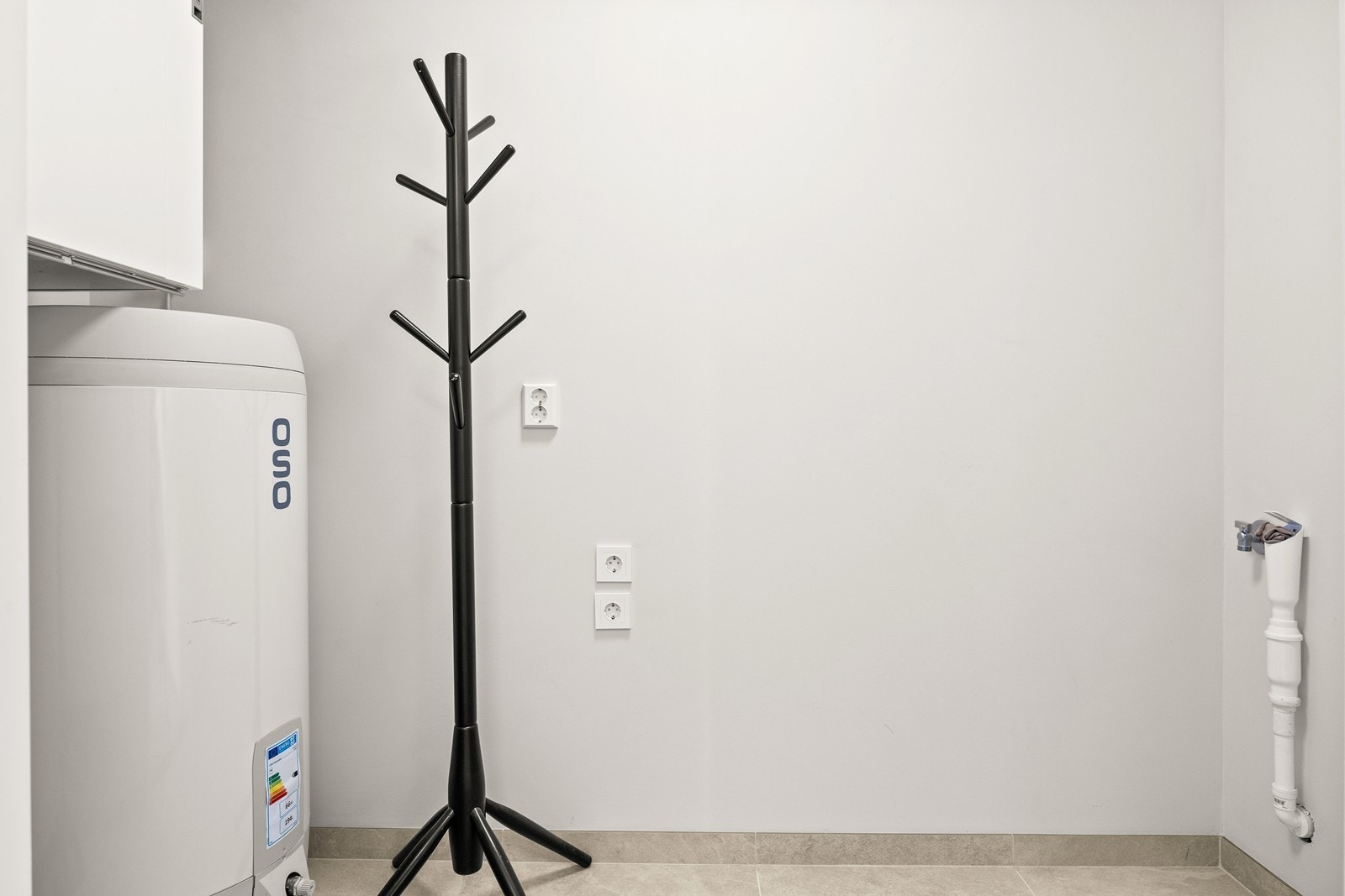 Teknisk rom / Vaskerom - Rommet har fliser på gulvet med varmekabler. Her er varmtvannstanken på ca. 200 liter plassert og det er opplegg for vaskemaskin. Galleribilde