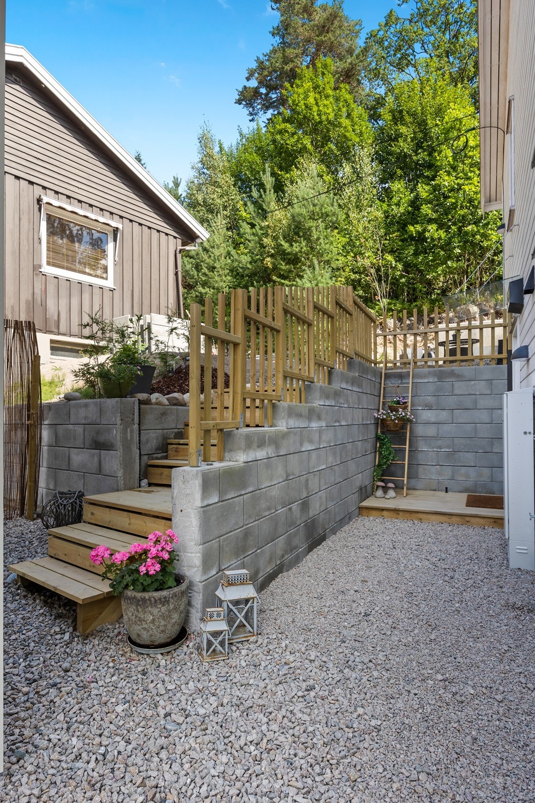 Uteområdet rundt boligens inngangsparti. Galleribilde