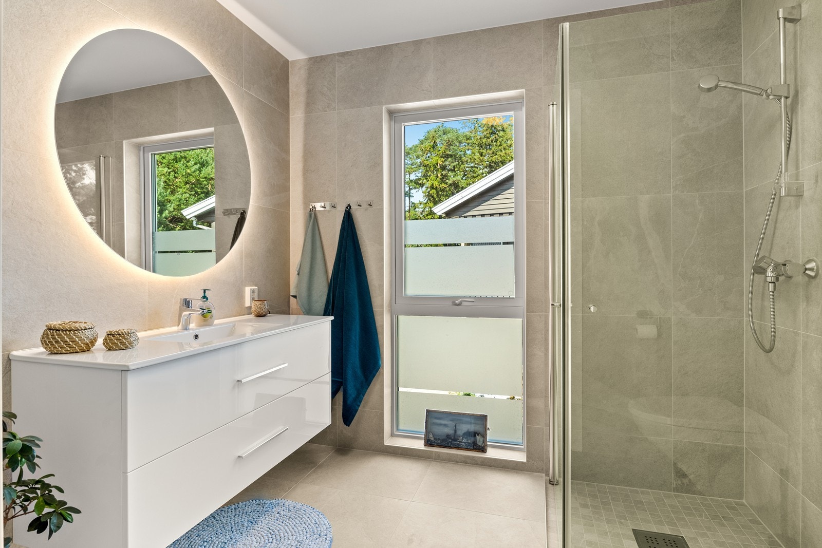 2. etasje - Baderommet har innredning med nedfelt servant og skuffer for praktisk oppbevaring. Galleribilde