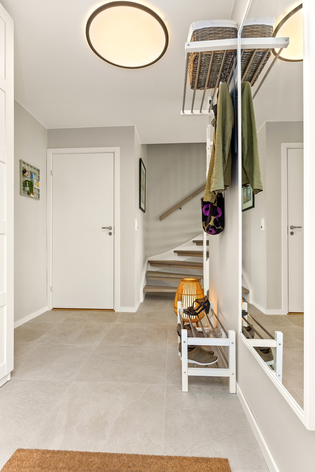 Entréen i boligen er romslig, og her er det plass til garderobe for oppbevaring, samt både knaggerekke og skohylle. Galleribilde