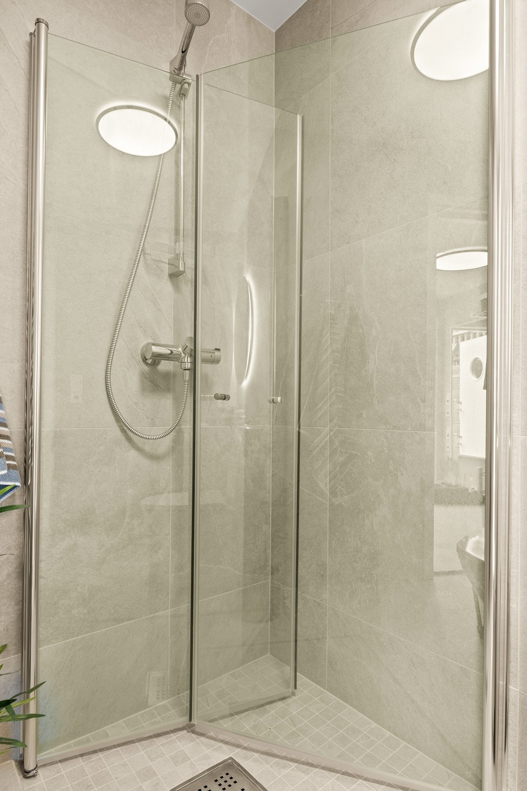 1. etasje - Dusjhjørnet på badet har vegger som enkelt kan slås innover. Galleribilde