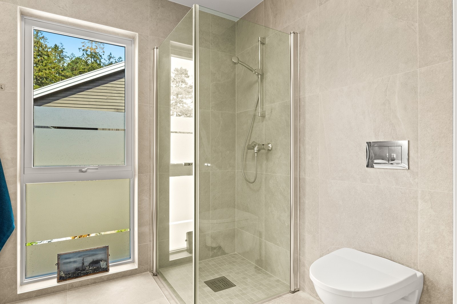 2. etasje - På badet er det fliser på gulv og vegger, og varmekabler i gulvet. Rommet har dusjvegger/hjørne og veggmontert wc. Galleribilde