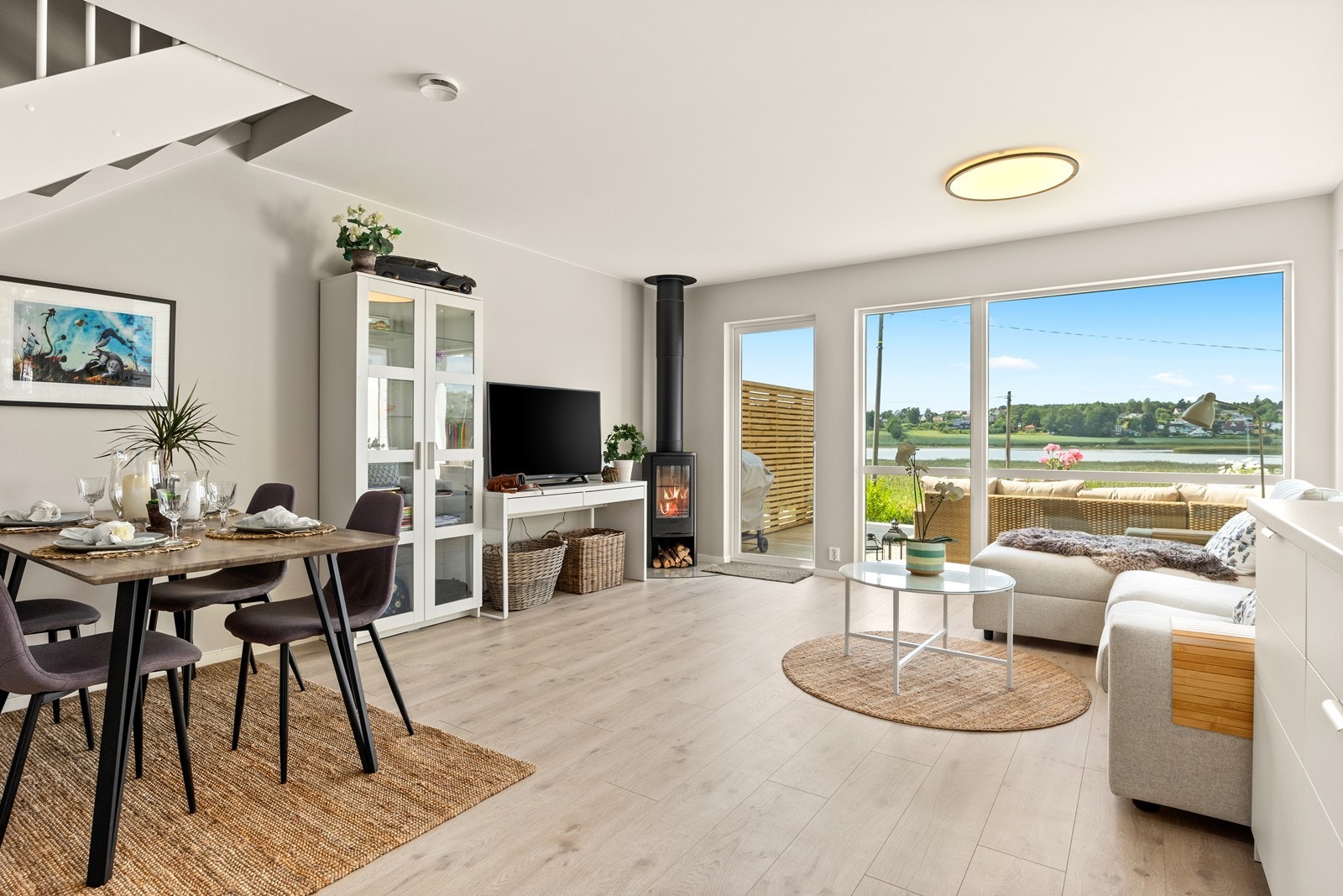 I stuen finnes vedovn for lun og god oppvarming av boligen Galleribilde