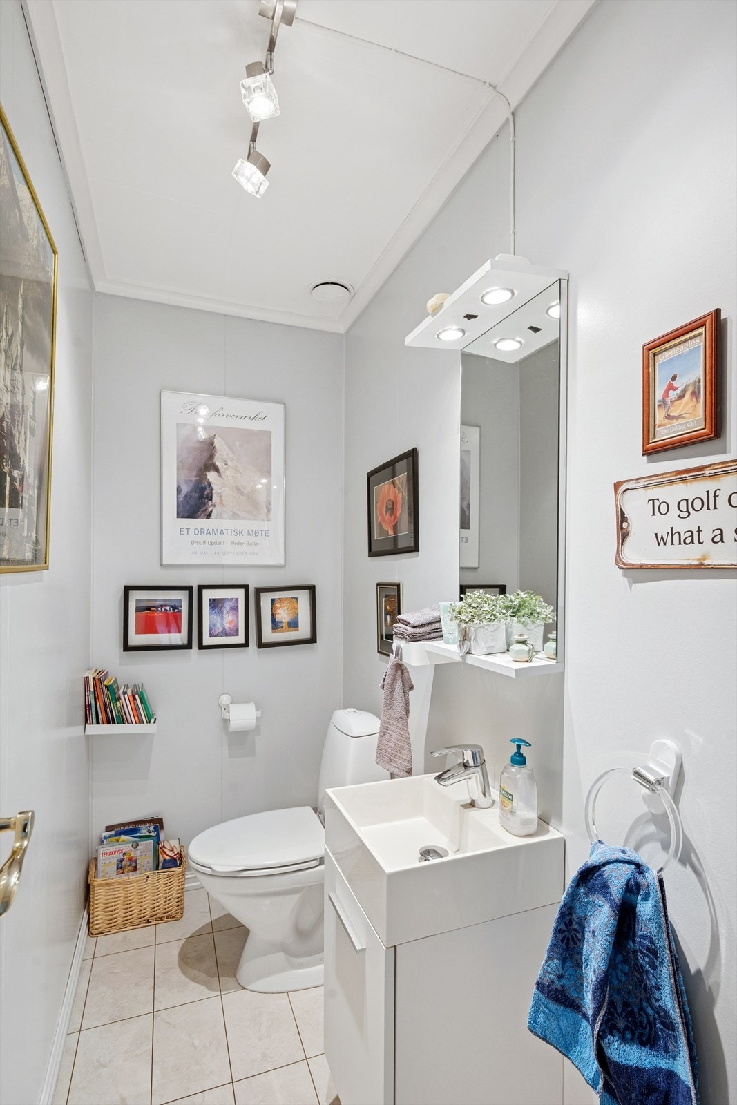 I 1. etasje har boligen et eget toalettrom som er innredet med benkeskap med glatte fronter, speil og belysning over servant, gulvstående klosett og servant. Galleribilde