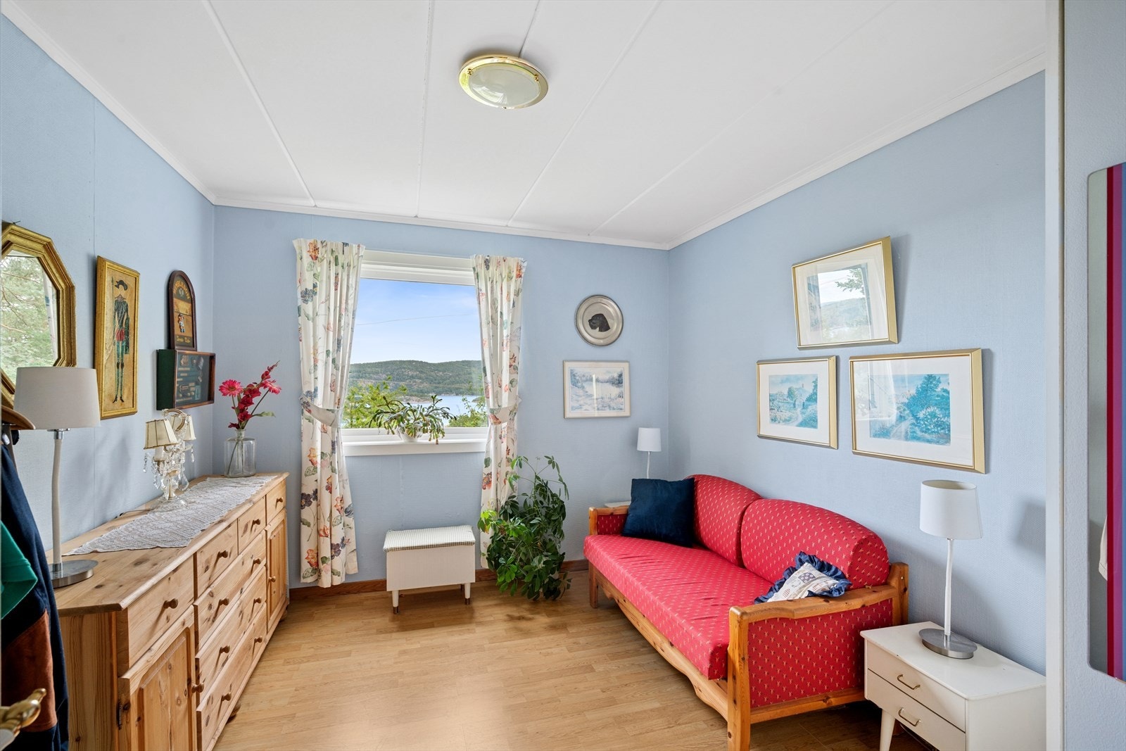 Boligen har en barnevennlig planløsning med tre av fire soverom samlet i sokkeletasjen. Galleribilde