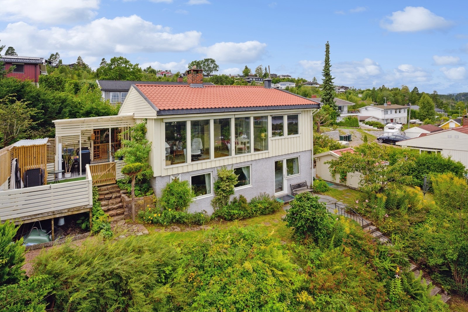 Enebolig med solrik tomt og integrert garasje. Galleribilde