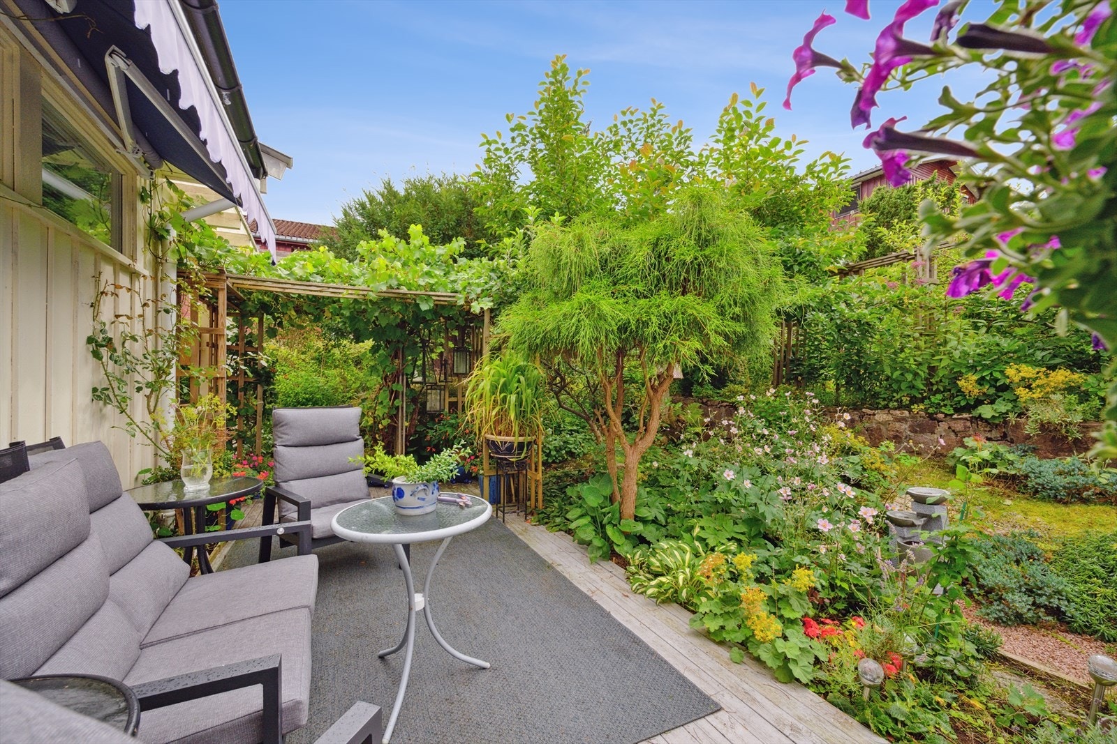 Tomten er pent opparbeidet med terrasser og sittergrupper. Galleribilde