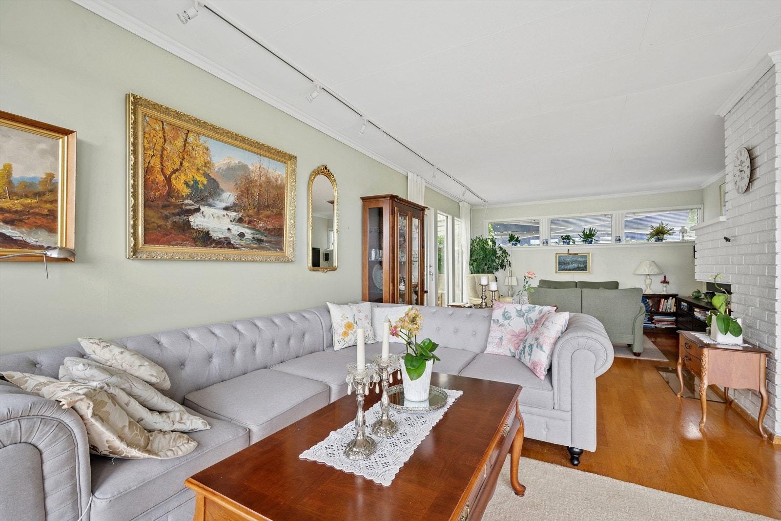 Stuen er et sosialt og åpent oppholdsrom - boligens naturlige samlingspunkt. Galleribilde