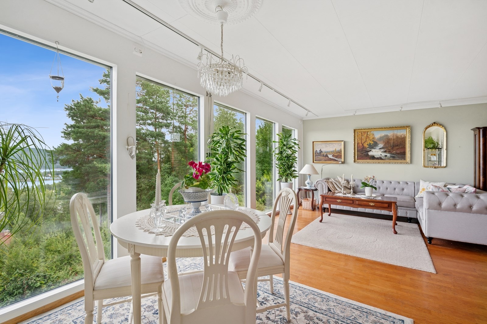 I 1. etasje ligger den luftige stuen/spisestuen. Galleribilde