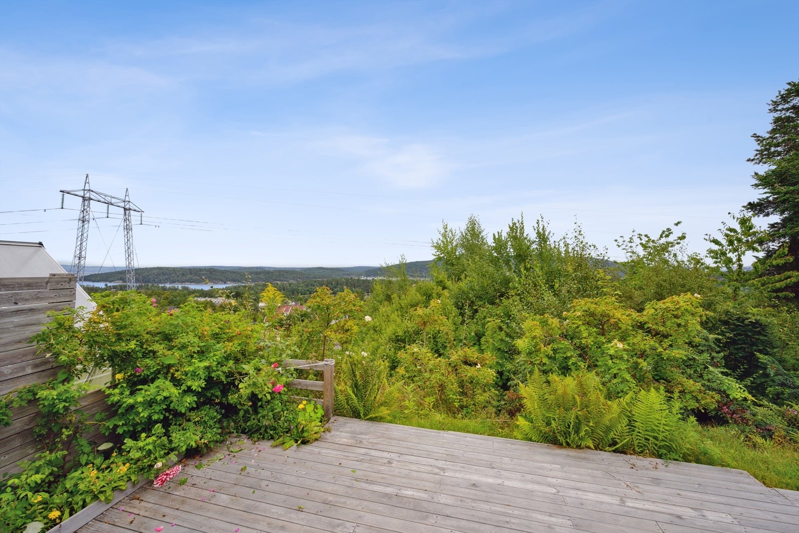 Utenfor u. etasje er det en terrasseplatting på mark på ca 10 m². Galleribilde