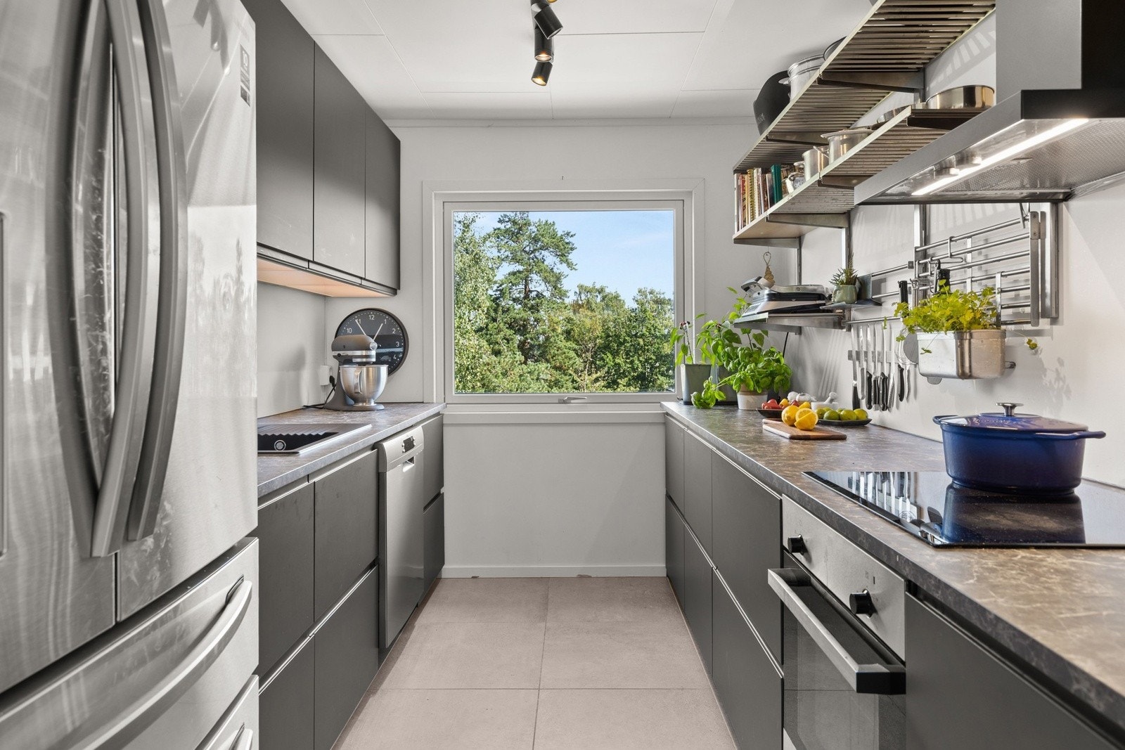 Moderne kjøkken med slette fronter og laminat benkeplate, pusset opp i 2021. Galleribilde