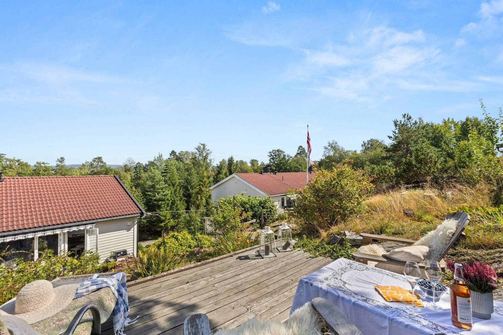 Eiendommen har en spennende naturhage fordelt på flere nivåer, med utsikt mot Oslo fra toppen. Galleribilde