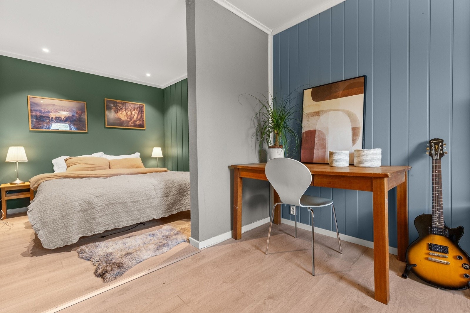 Det ene har direkte tilknytning til en alkove som i dag er innredet som en TV-stue - perfekt for barn og ungdom som ønsker sitt eget område, eller et sted å ta med venner hjem. Galleribilde