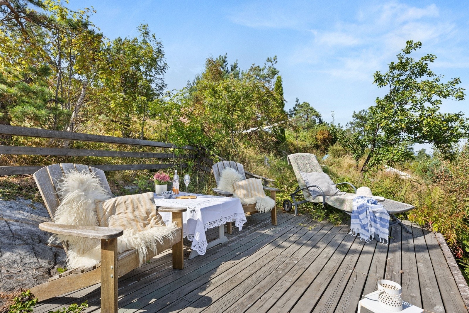 Her kan man nyte dagens første kaffekopp mens man ser ut mot sjøen og hovedstaden. Galleribilde