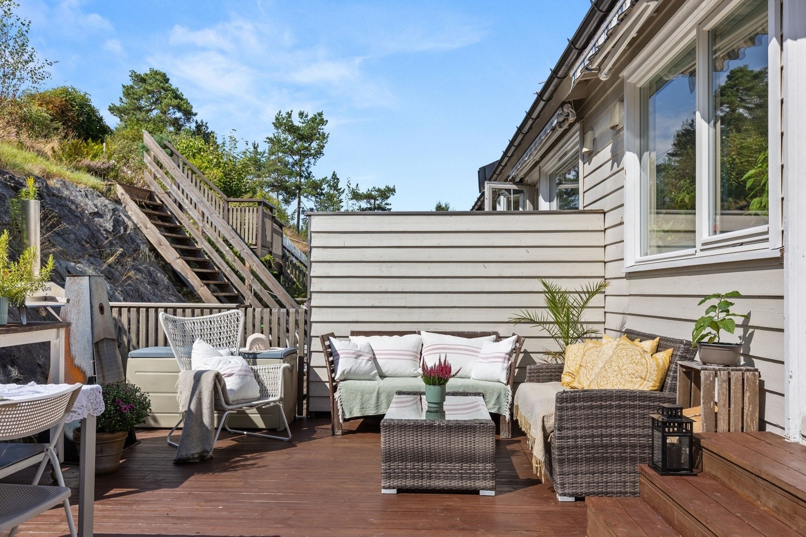 Hagen byr på flere koselige soner der man kommer tett på naturen - noe man virkelig vil sette pris på ved denne boligen. Galleribilde