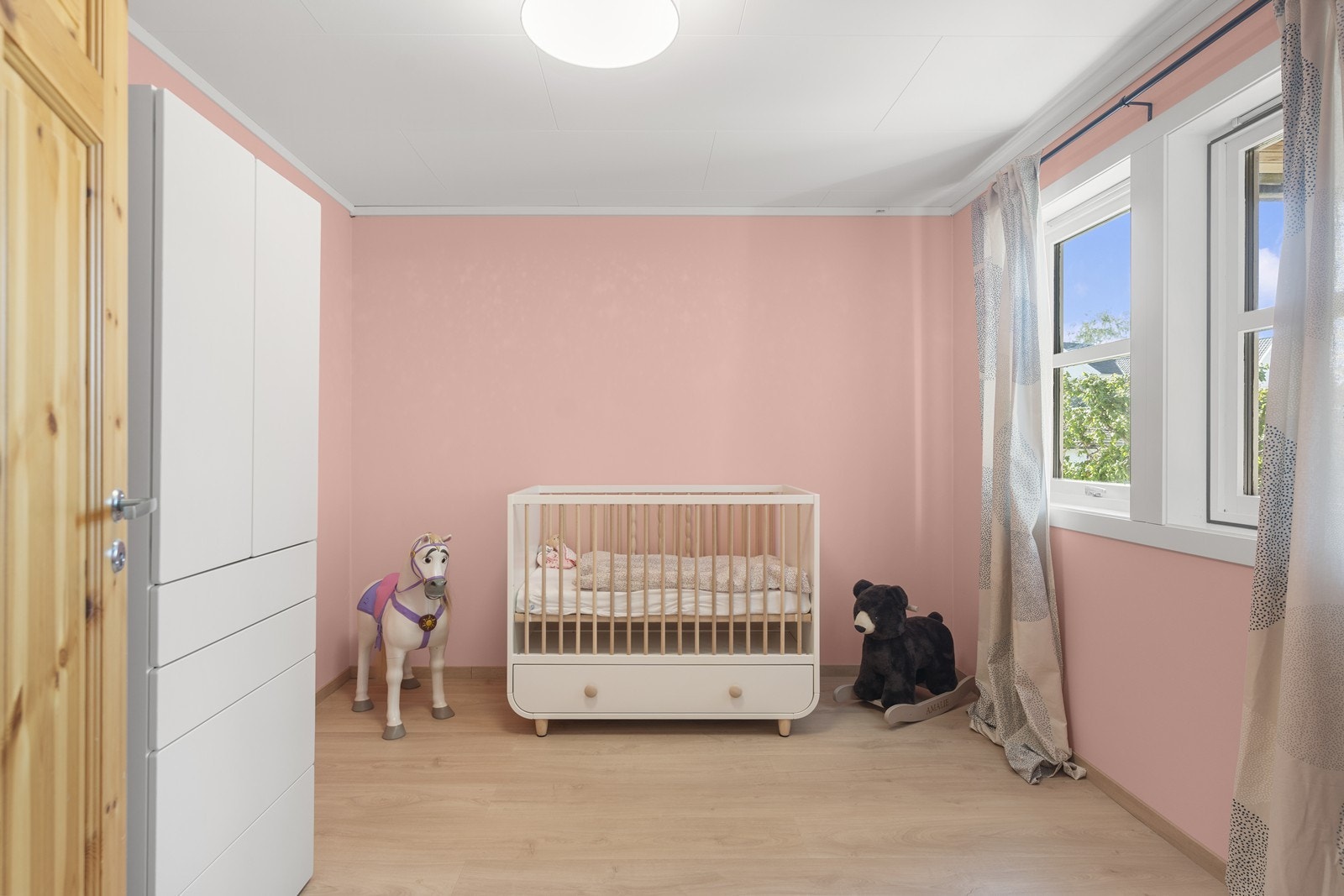 Romslig soverom 2 i kjelleretasje. Garderobe medfølger ikke salget. Galleribilde