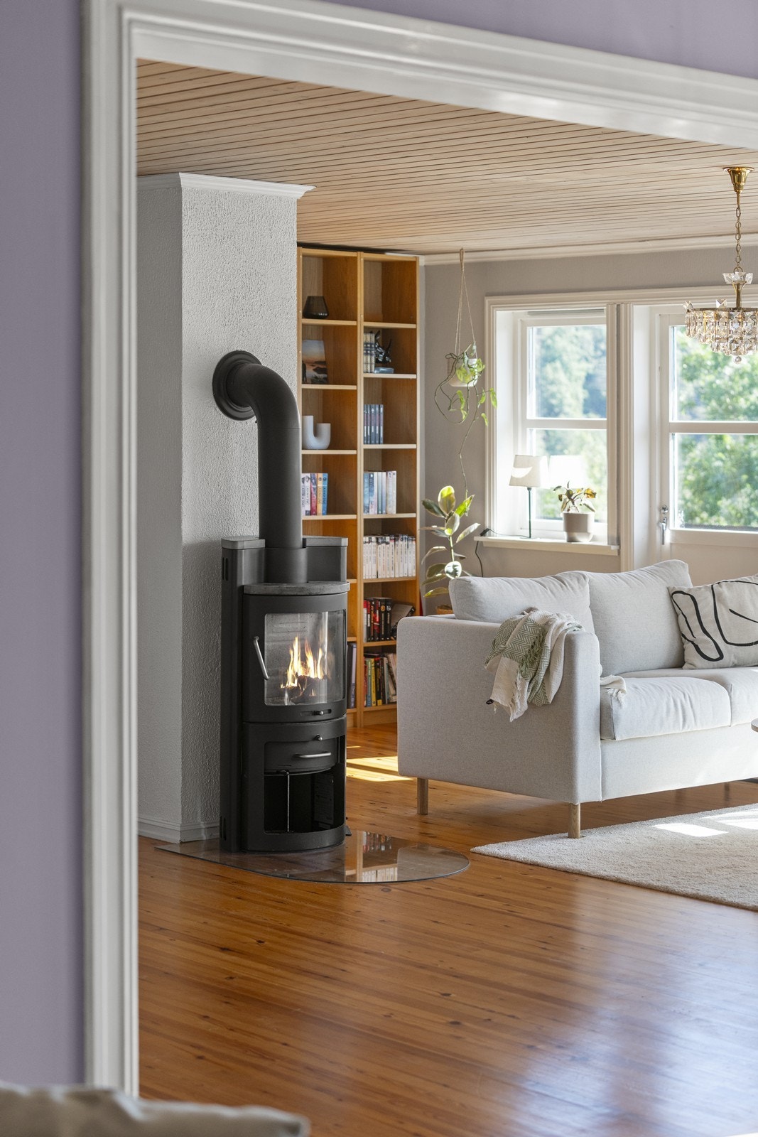 Gode oppvarmingsmuligheter med vedovn både i denne etasje samt kjelleretasje Galleribilde