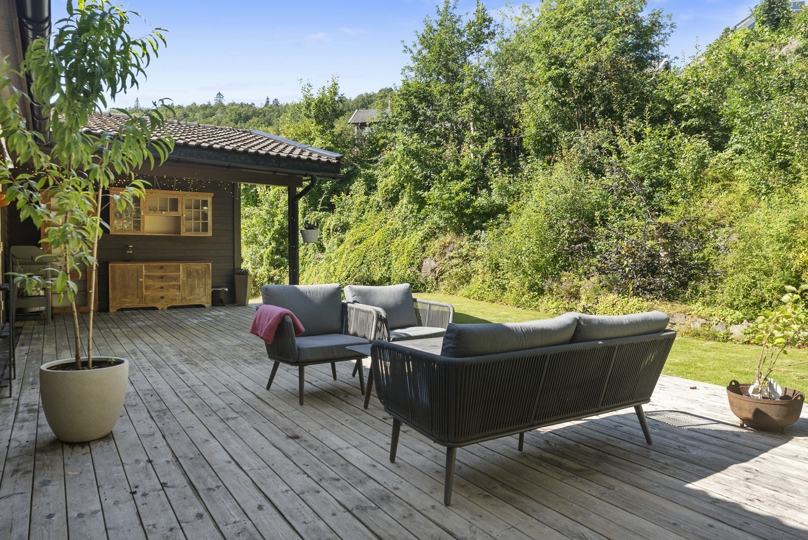 Uteplass på baksiden med stor terrasse og hage - her er helt usjenert Galleribilde