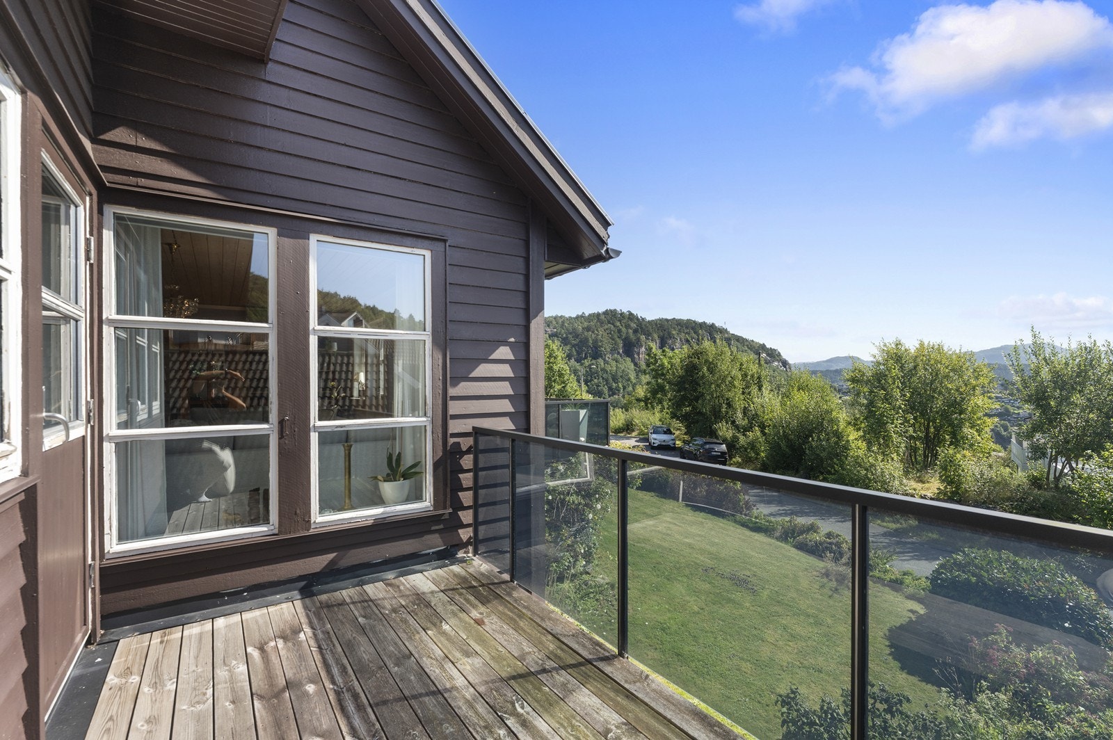 Boligen har flere flotte uteområder. Her er veranda ut ifra tv-stue. Galleribilde