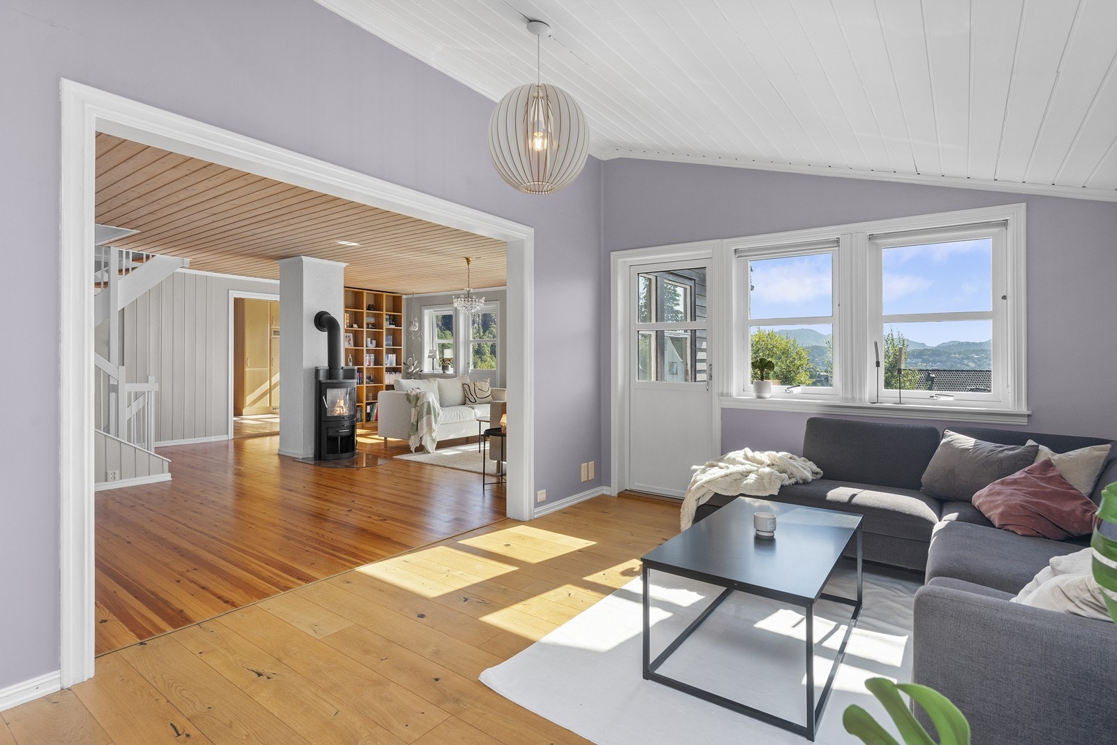 Begges stuer er romslige og har gode møbleringsmuligheter/ plass til flere sittegrupper. Vi gjør oppmerksom på at lysekrone i stua ikke medfølger. Galleribilde