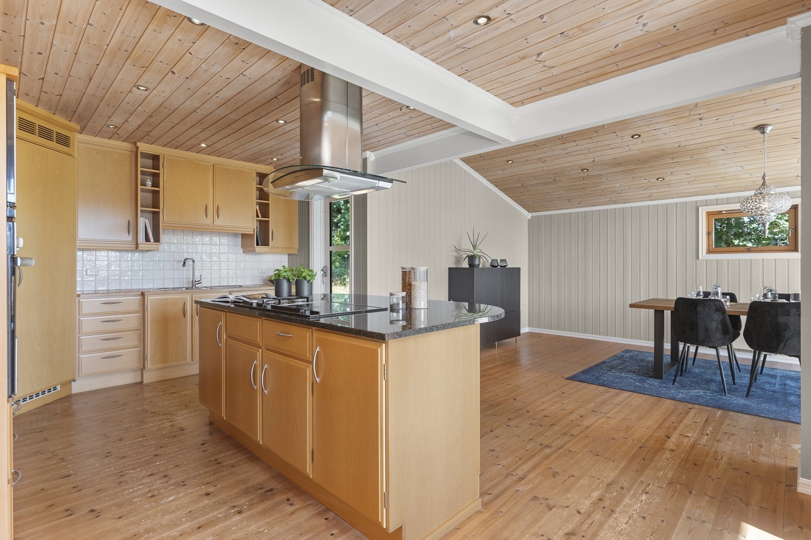 Fra kjøkken er utgang til uteområde/ terrasse bak og fra spisestuen er dør ut til veranda i front Galleribilde