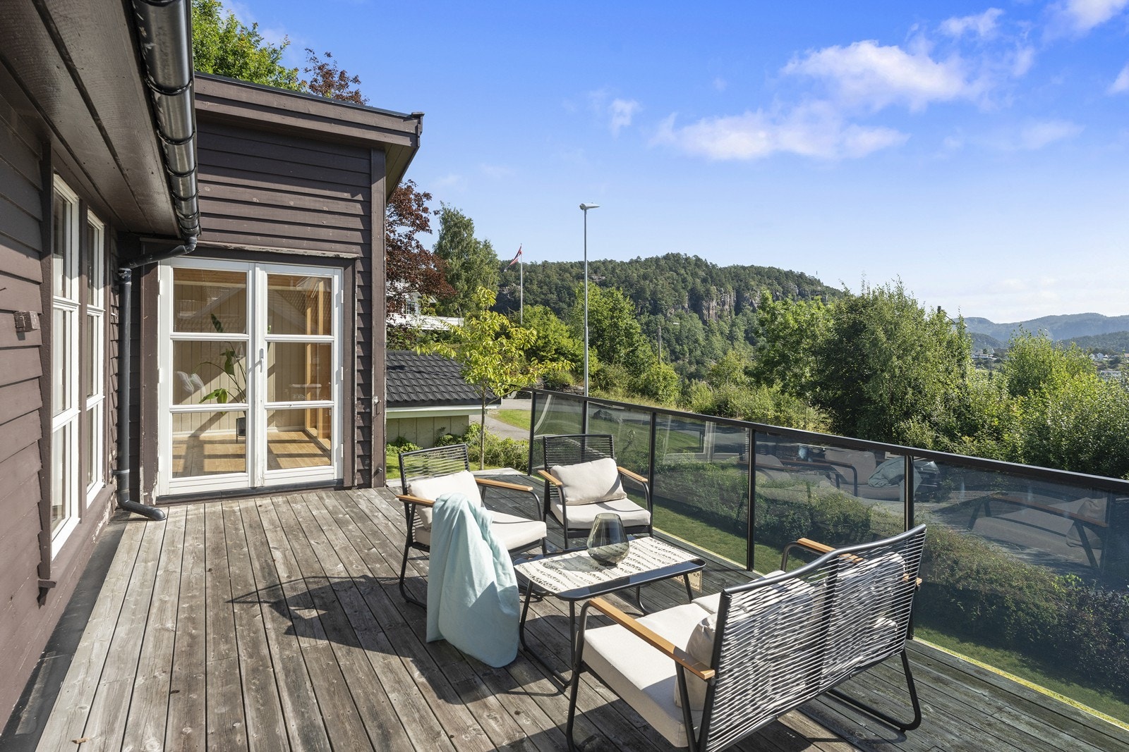 Fra veranda er trapp ned til hagen. Galleribilde