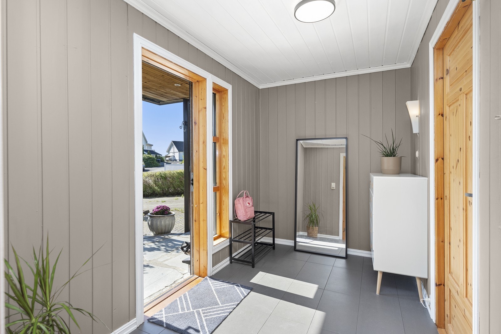 Gang med flislagt gulv og god plass til å henge fra seg yttertøy evt sette inn garderobe. Dør til høyre tar deg inn til hovedsoverom Galleribilde