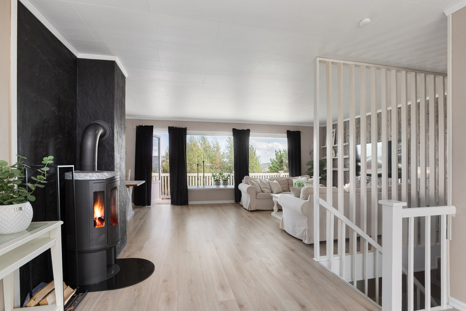 Lys og fin stue med god plass til sofagruppe - Peis er godt å ha på kalde høst og vintedager Galleribilde