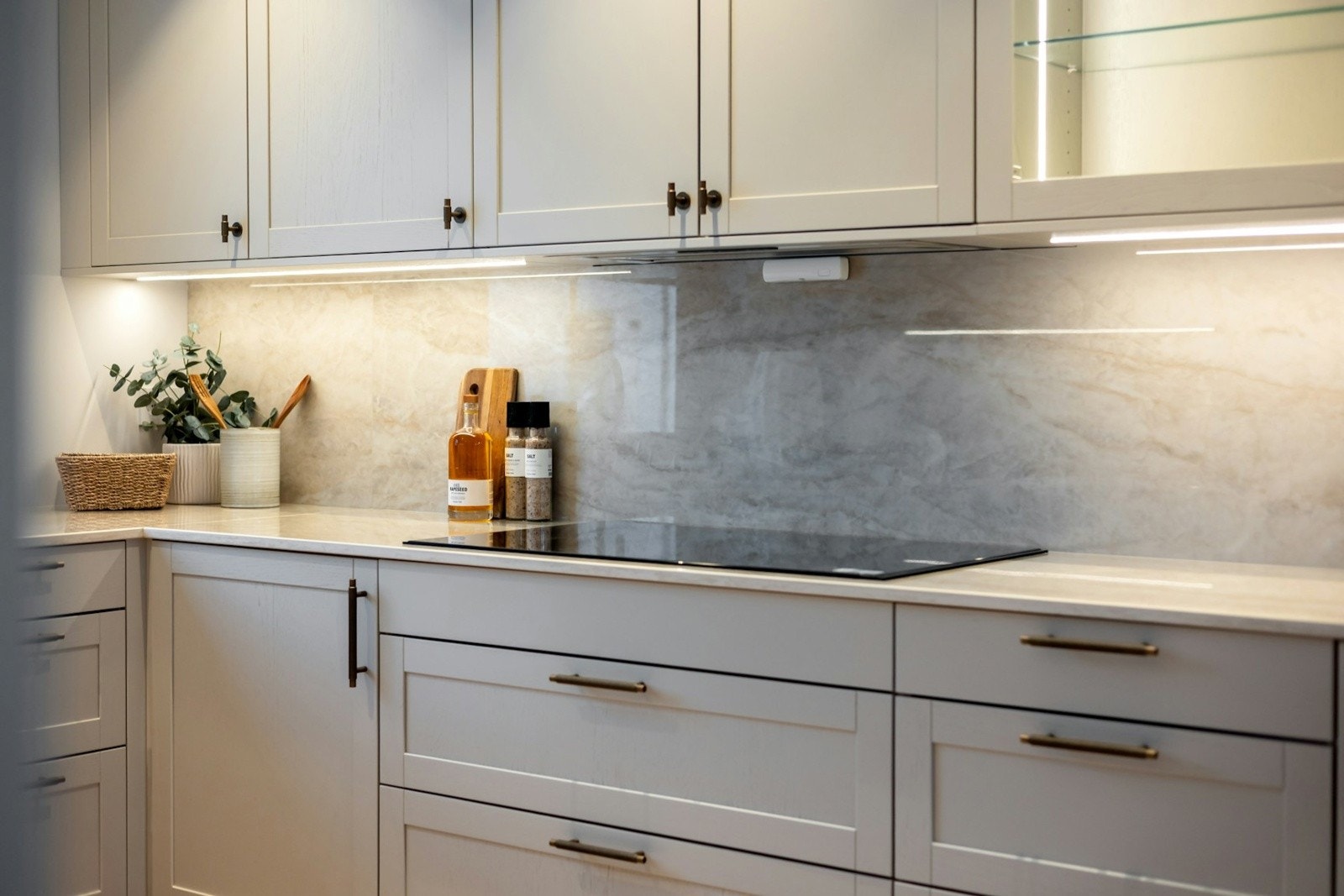 Belysning under overskap skaper et behagelig og funksjonelt arbeidslys over benkeplaten. Galleribilde