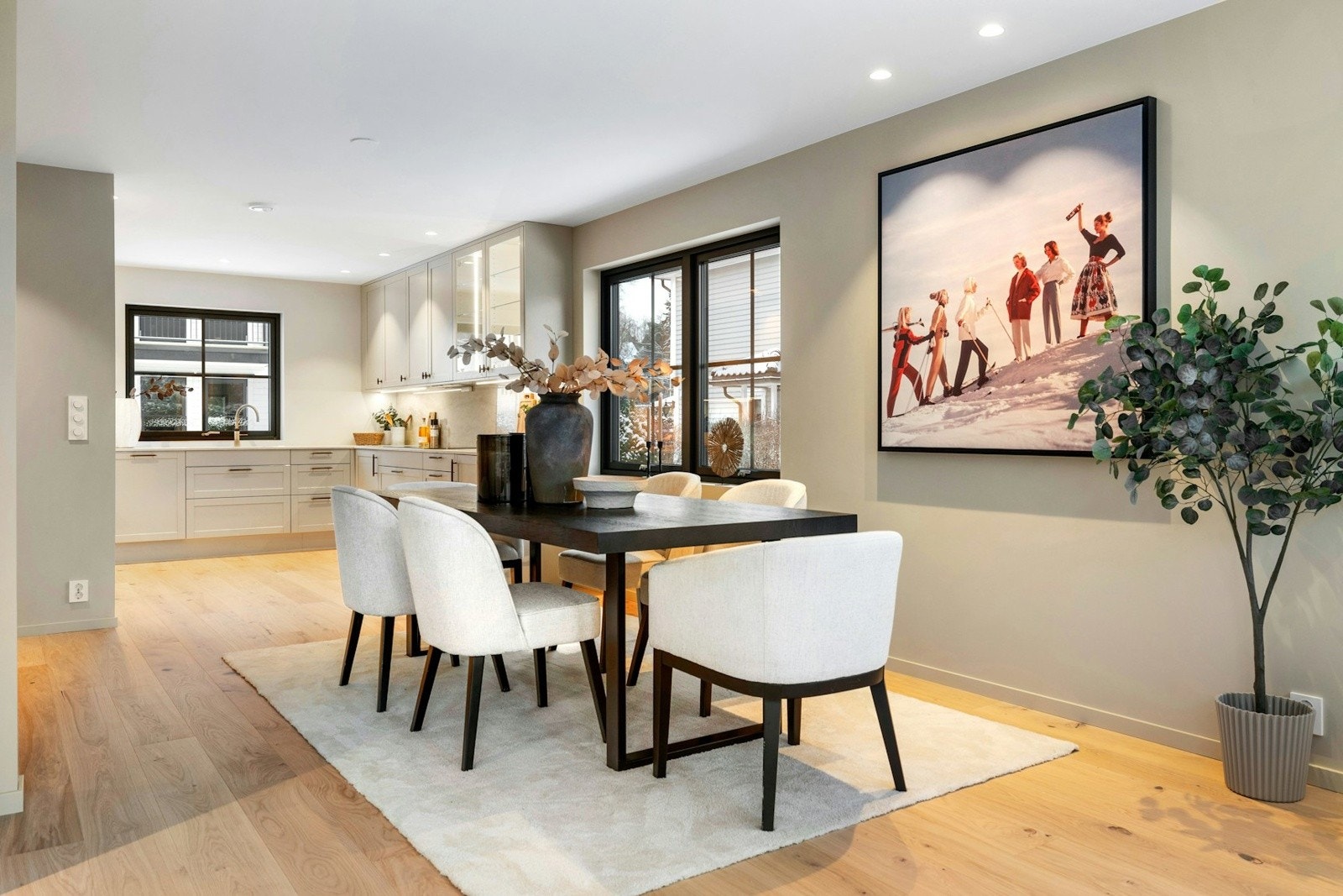 Kjøkkenet ligger i åpen løsning mot stuen og byr på god plass til et romslig spisebord Galleribilde