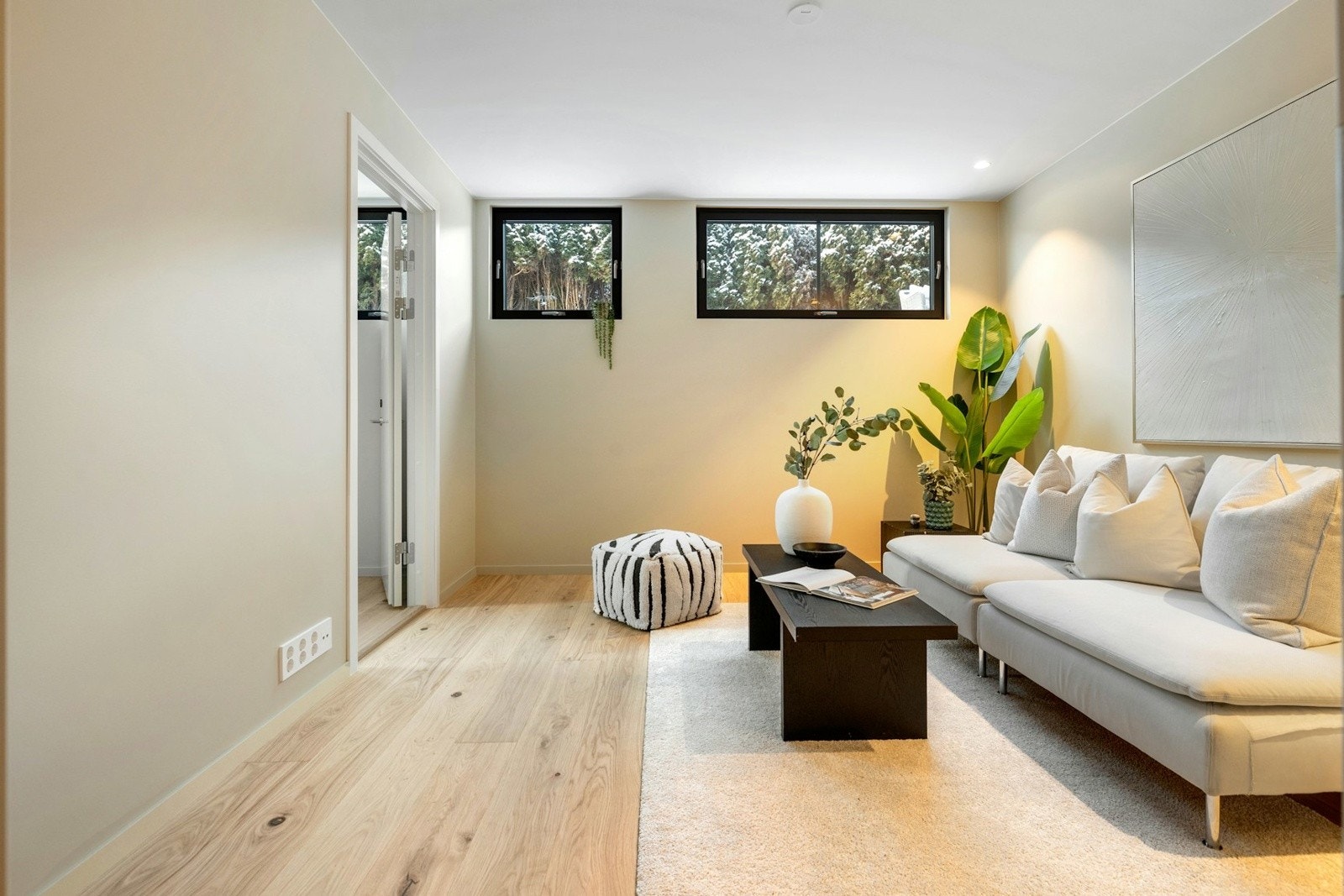 Stuen i underetasjen har god plass til sofagruppe med tilhørende møblement og fremstår som et hyggelig oppholdsrom. Galleribilde