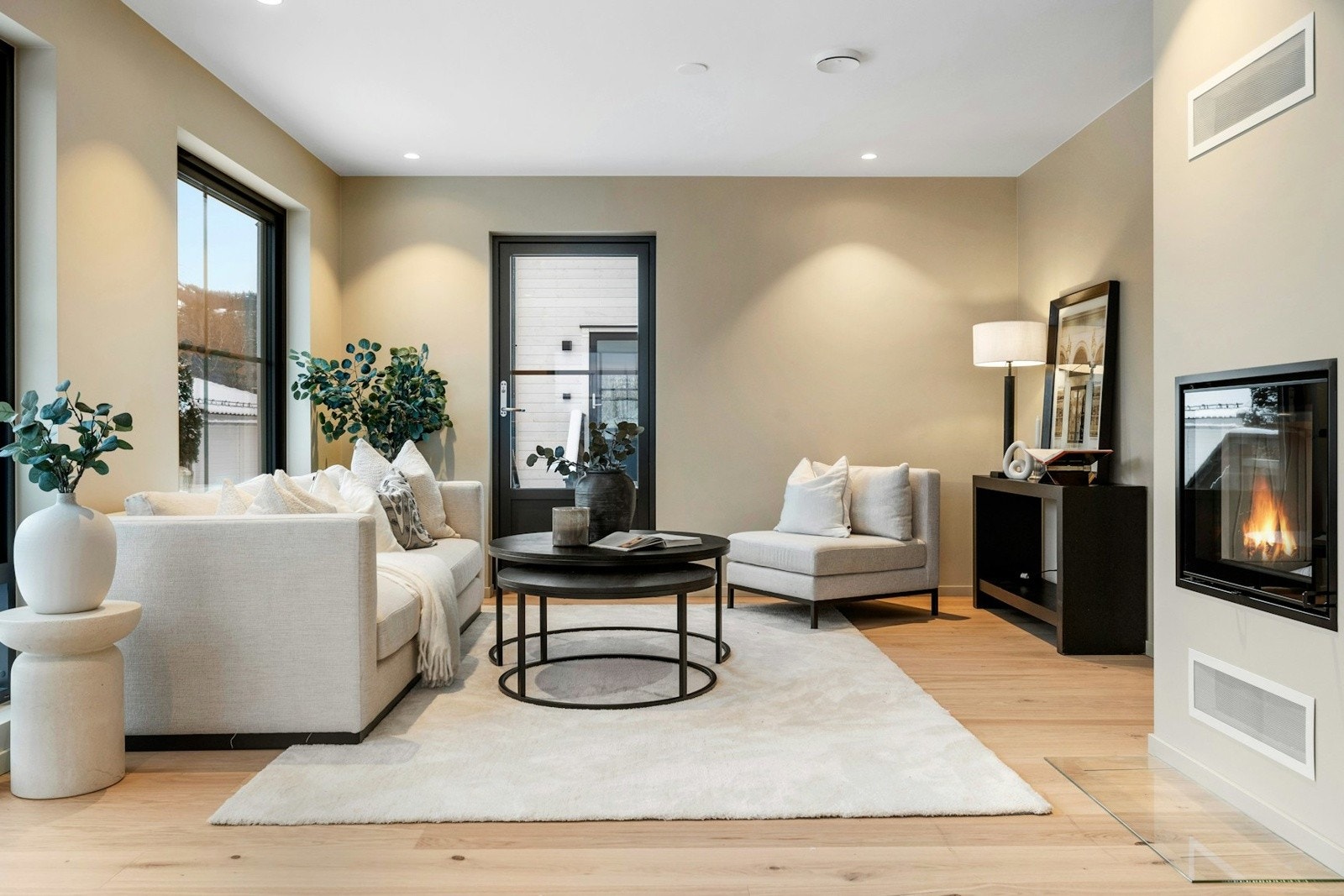 Fra stuen er det en dør ut til en liten trapp og hageareal. Galleribilde