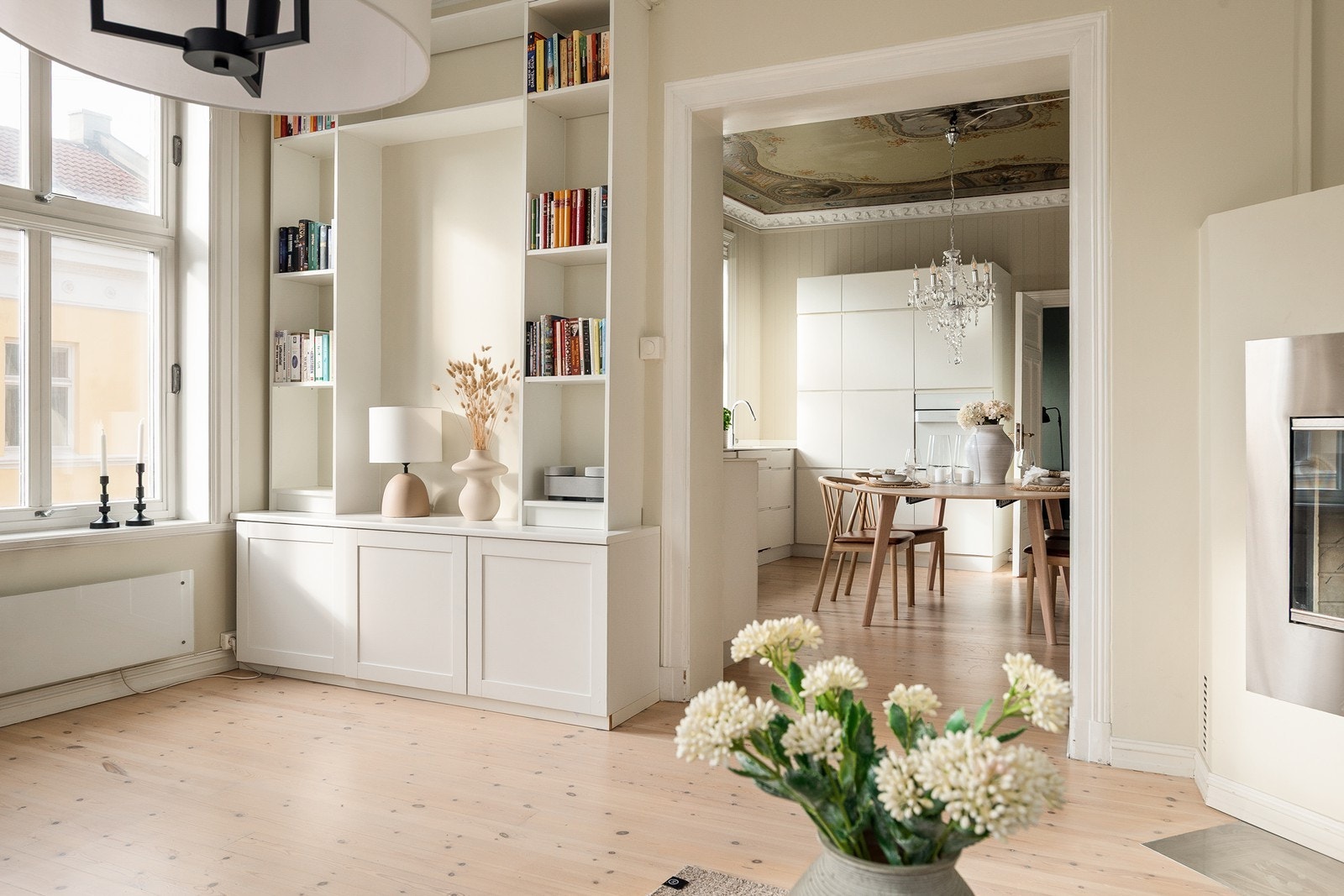 God planløsning med store oppholdsrom på rad og tre soverom Galleribilde