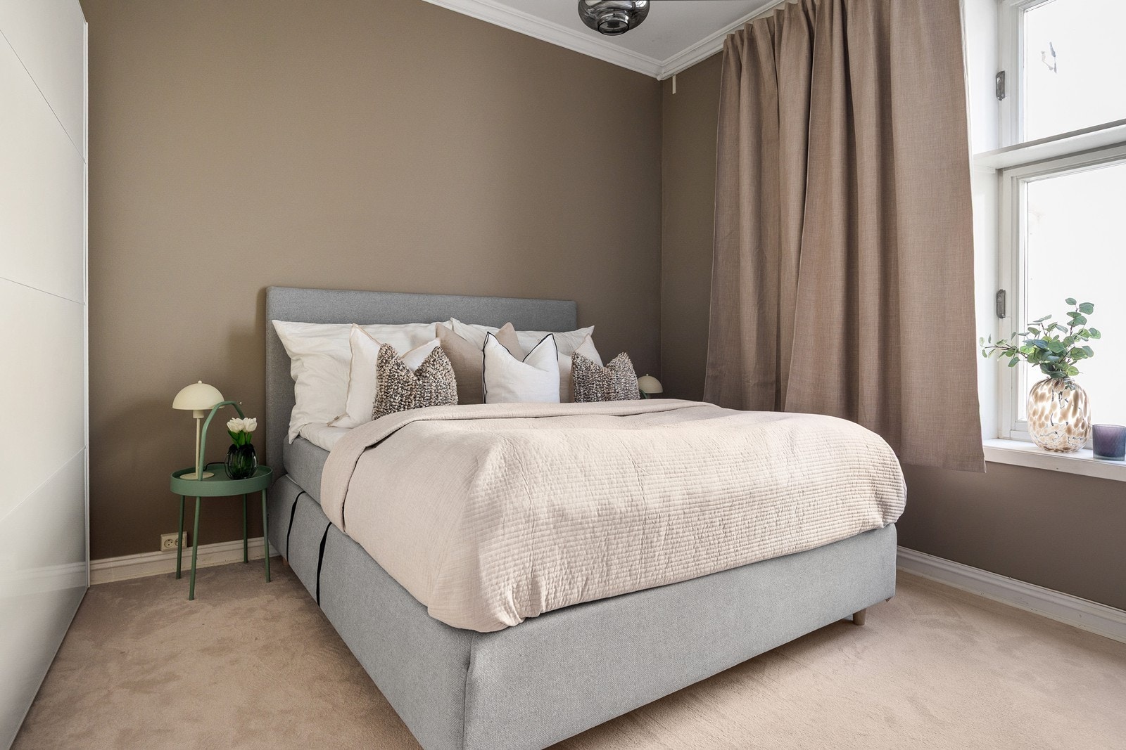 Hovedsoverommet er lunt og innbydende med plass til dobbeltseng og nattbord. Soverommet vender mot rolig bakgård Galleribilde