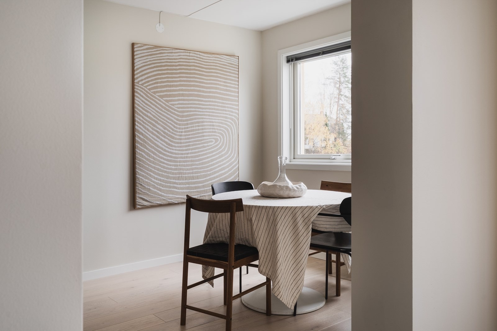 På kjøkkenet er det også god plass til spisebord Galleribilde