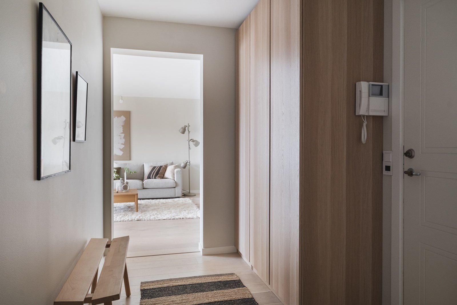 I entréen er det god plass for sko og klesavheng i praktisk garderobe Galleribilde