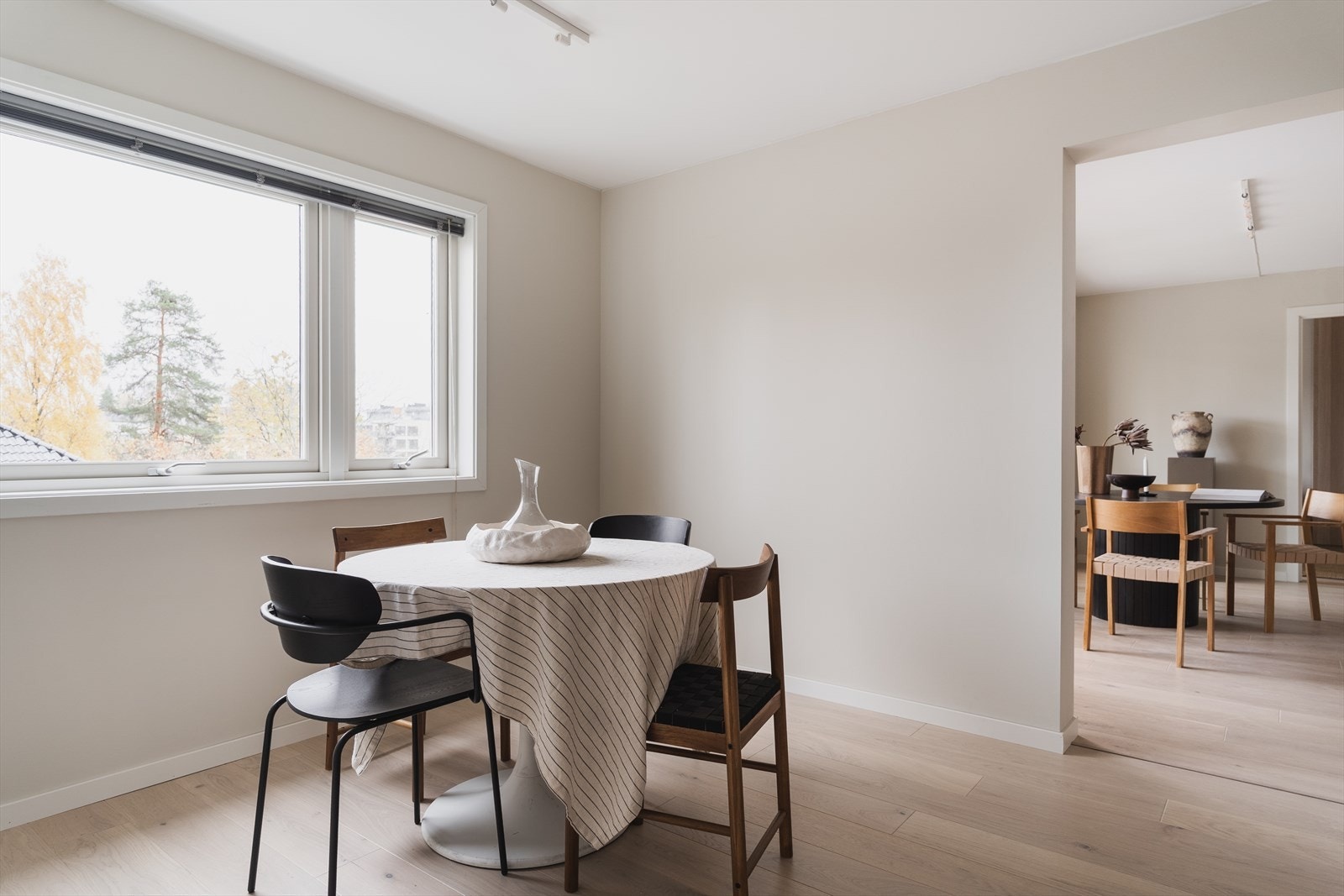 Gulvet er gjennomgående lagt med flott 1-stavs parkett og veggene er malt i en delikat og tidsriktig farge Galleribilde