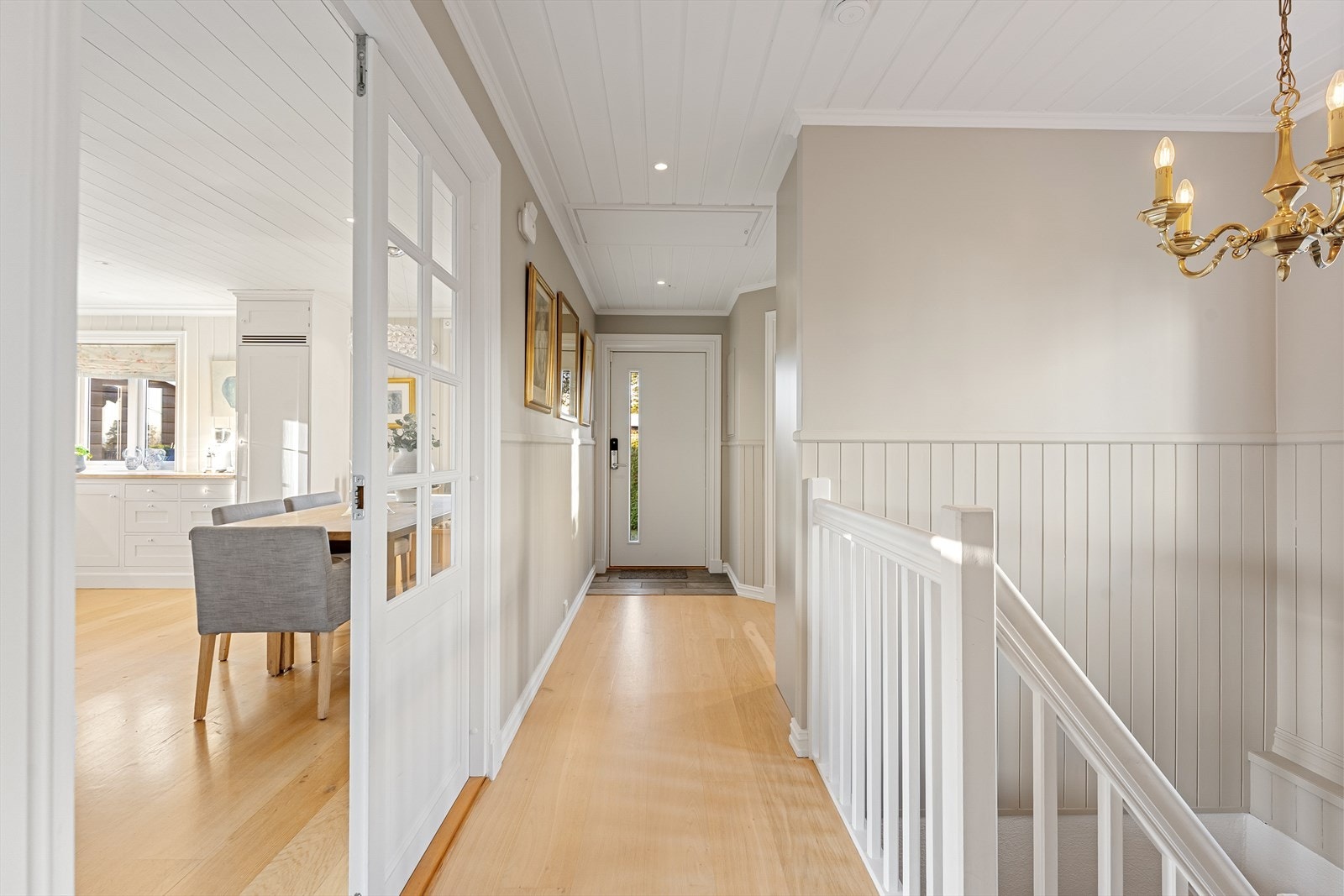Entré/hall til åpent trappeløp og adkomst stuene Galleribilde