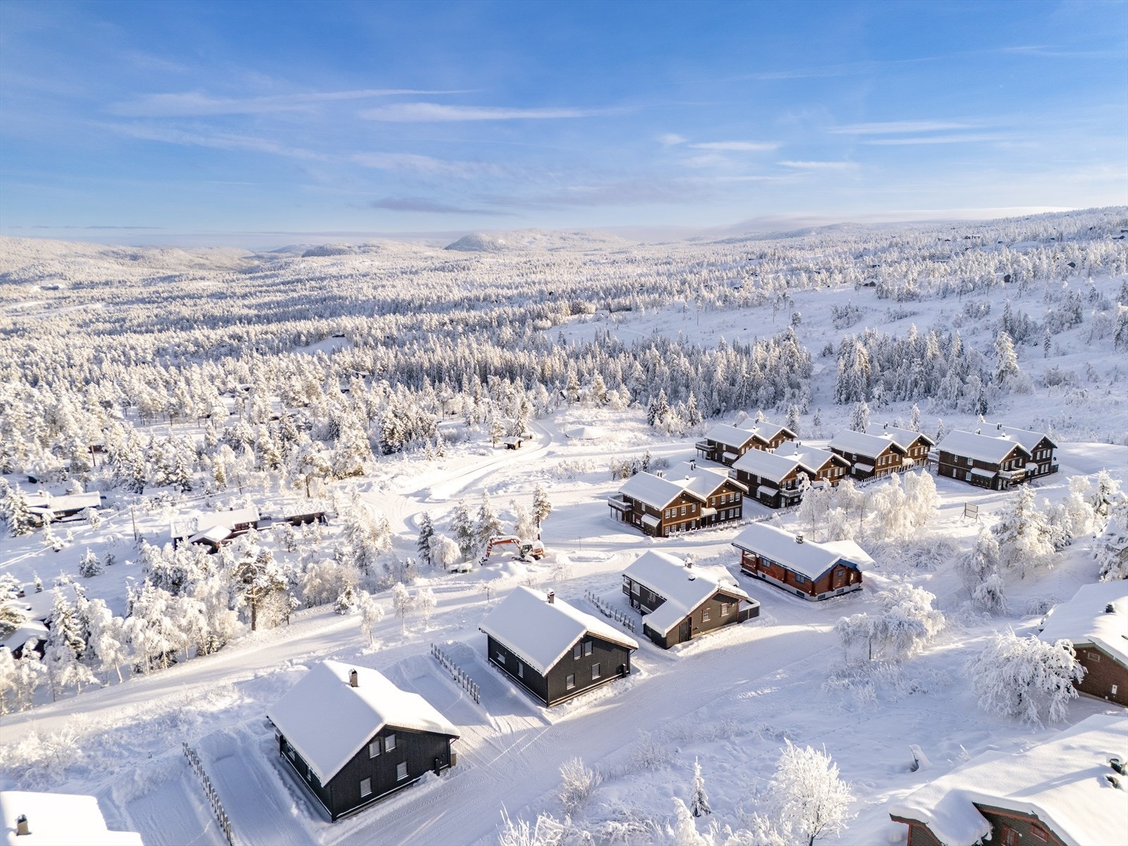 Luftig og lyst med flott skue utover fra eiendommen. Skrånende terreng gir en luftig følelse. Galleribilde