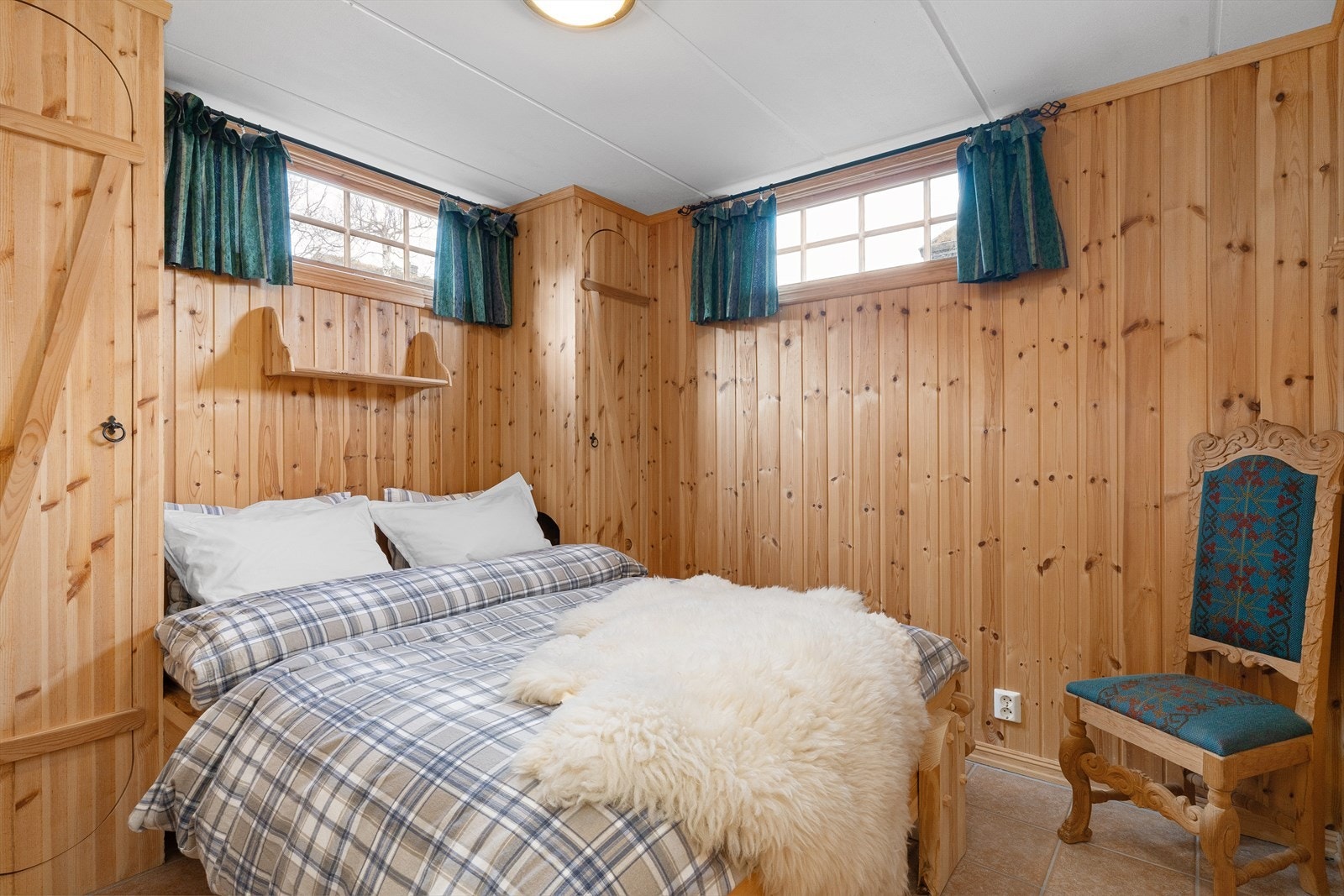 I kjelleren finner man videre et eget soverom med plass til dobbeltseng og skap til oppbevaring. (rommet er på søknadspapirer til kommunen godkjent som eget soverom) Galleribilde