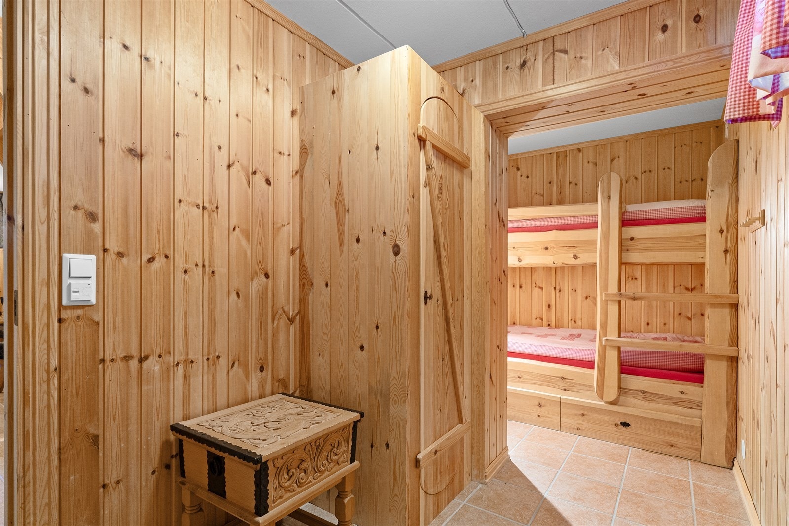 Også et tredje rom i kjelleren er innredet med sengeplasser i plassbygd løsning. (rommet er på søknadspapirer til kommunen ikke godkjent som eget soverom, men registrert som ''disp'' rom.) Galleribilde